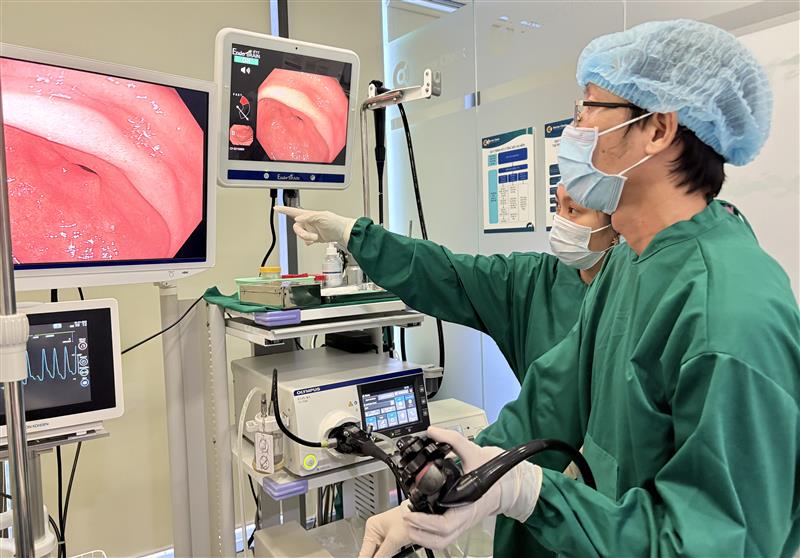Bác sĩ Doctor Check thực hiện nội soi với trang thiết bị hiện đại