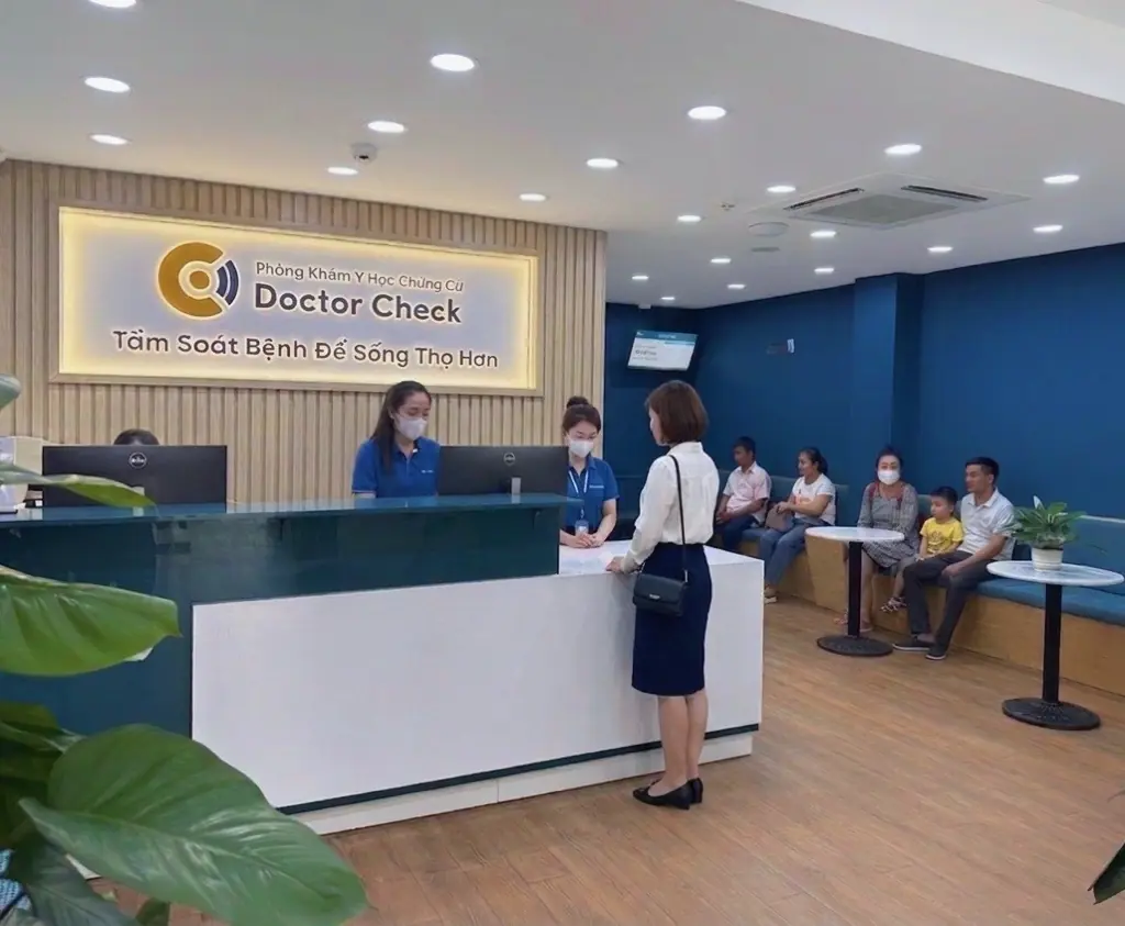 Quầy lễ tân Doctor Check phục vụ chuyên nghiệp